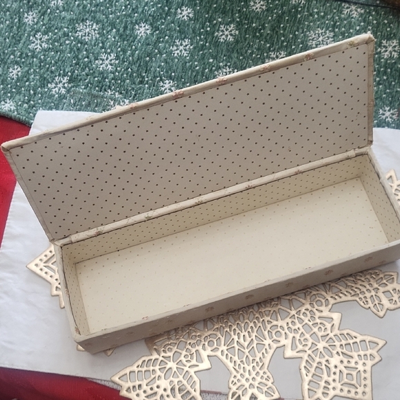 Vintage Embroidered Glove Box – Floral Threadwork – Satin or Silk Exterior - Picture 4 of 9